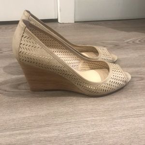 Super cute nude wedges size 8